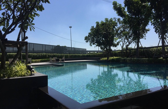 Cerca del aeropuerto de Suvarnabhumi, amplio y moderno estudio con wifi, IPTV, café