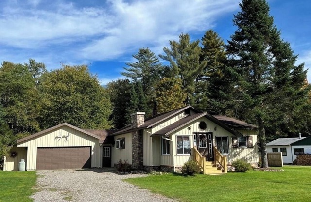 Close to Town, Hot Tub, 2 Kings, 4 Full Beds