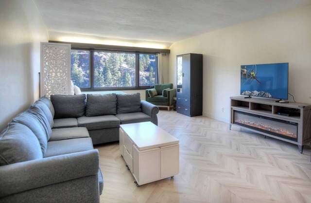 Cloud Nine (#343) | 10 min to Ski - Golf - Pool/HotTub - Mtn Views - AC