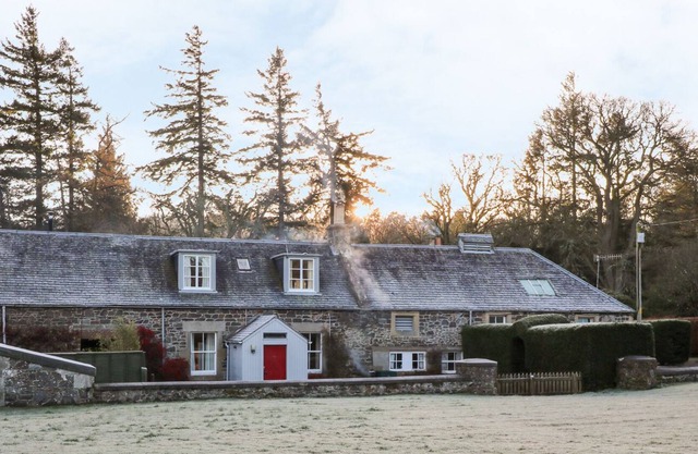COACHMAN'S COTTAGE, pet friendly, with open fire in Peebles
