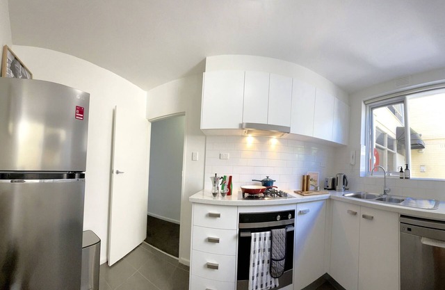 Coastal Haven in Elwood - 5 mins to Beach. Private Courtyard!