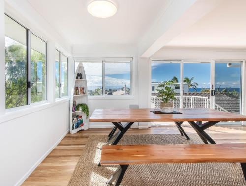 Coastal Home, 500m Walk to Hospital with Ocean Views