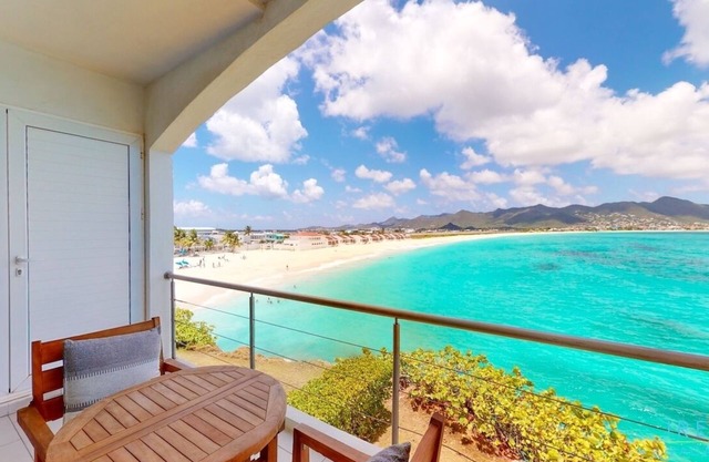 Spacious Studio Overlooking Simpson Bay Beach
