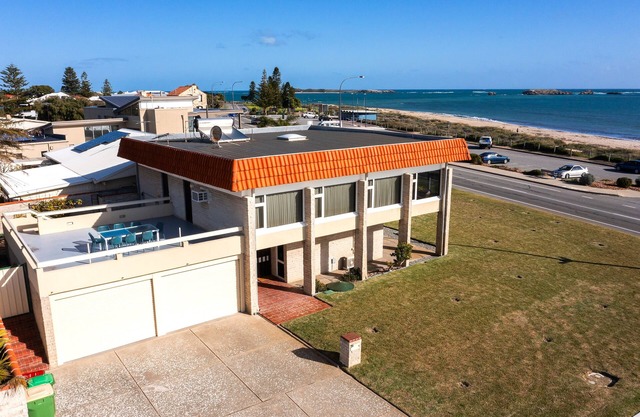 Coastal Sunset Paradise! Beach front & Ocean Views