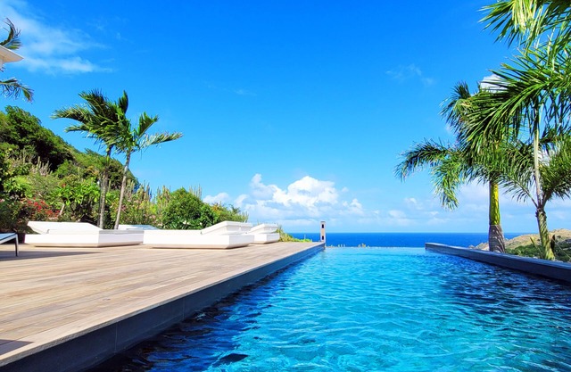 Villa rústica elegante, hermosa piscina, área al aire libre, sala de estar de concepto abierto y área de cocina