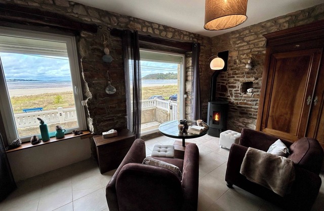 Charming seaside family home - sleeps 8