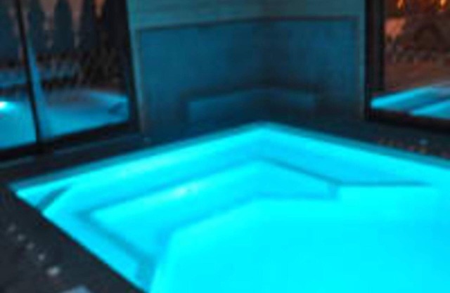 Encantador apartamento en chalet, piscina interior sauna sala de vapor gimnasio