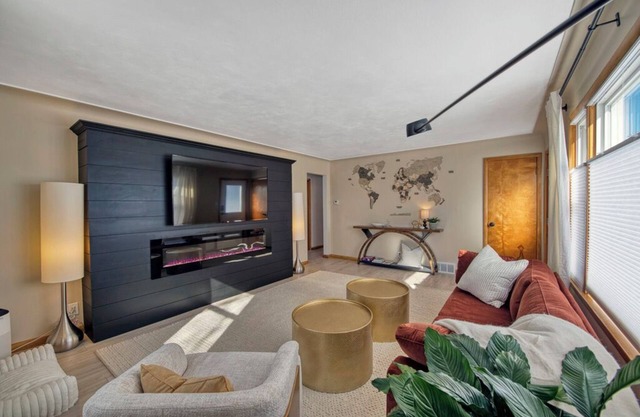 NEW! Mid-modern 2 beds with King/Queen