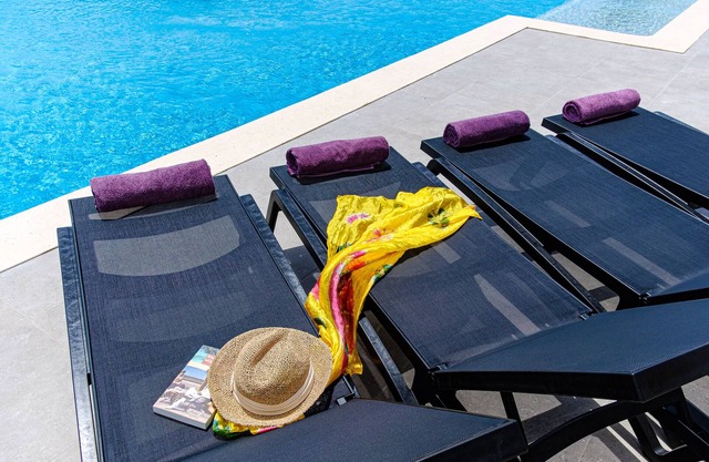Colorful Apartment w/ Seaview and Pool - 3 Min from the Beach - Coral Estate
