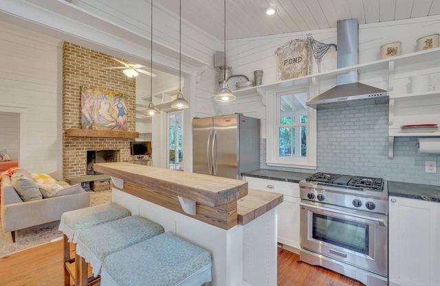 Colorful Family Cottage halfway between Downtown and Tybee! W/ playground!
