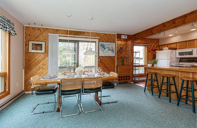 Luxury Meets Nature 3BR/3BA Catskills Haven with Glorious Autumn Scenery
