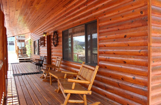 Ven a disfrutar de la vista desde Grey Meadow y el río Little Colorado desde esta terraza