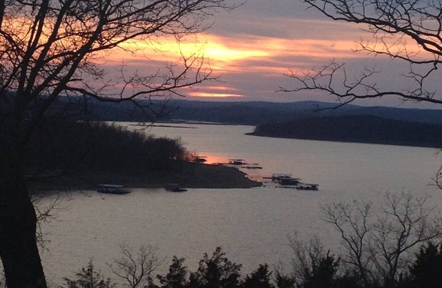 Ven a ver una increíble puesta de sol en el lago Norfork y crea recuerdos para toda la vida