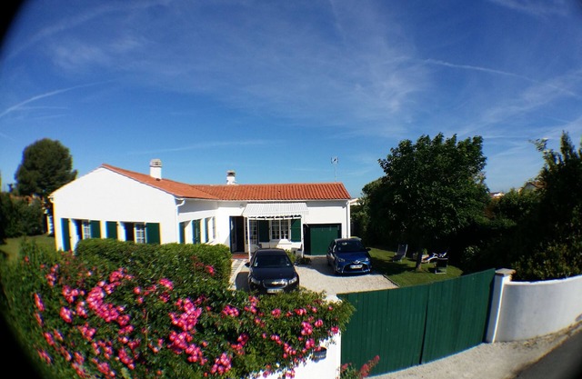 Villa confortable, espacio, naturaleza, jardín cerrado, playa y pueblo a 100 m.