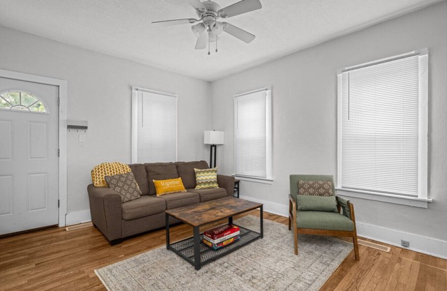 Moline 1 BR Near TaxSlayer and Downtown