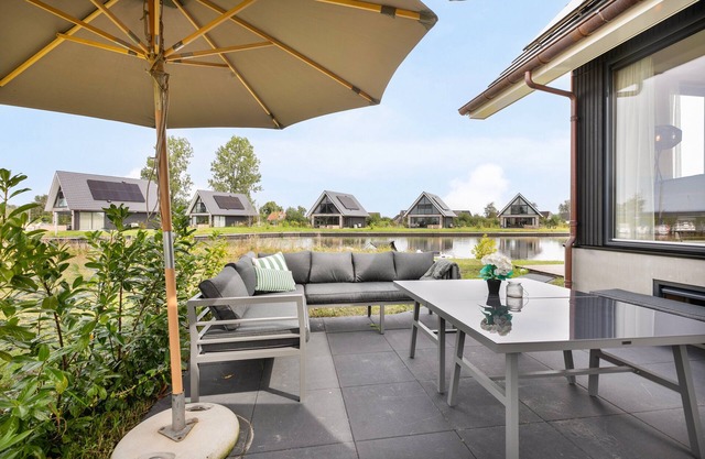 Comfort 14-person water residence in the holiday park Landal Waterpark De Alde Feanen