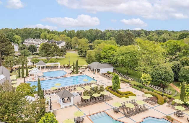 Comfort and Convenience! Full Kitchen, Pools! Perfect for Groups!