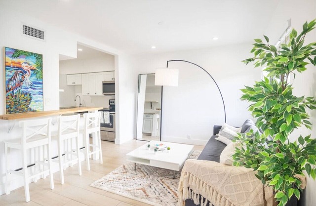 Comfort and Style 2 Bed 1 bath 2 min to the Beach!