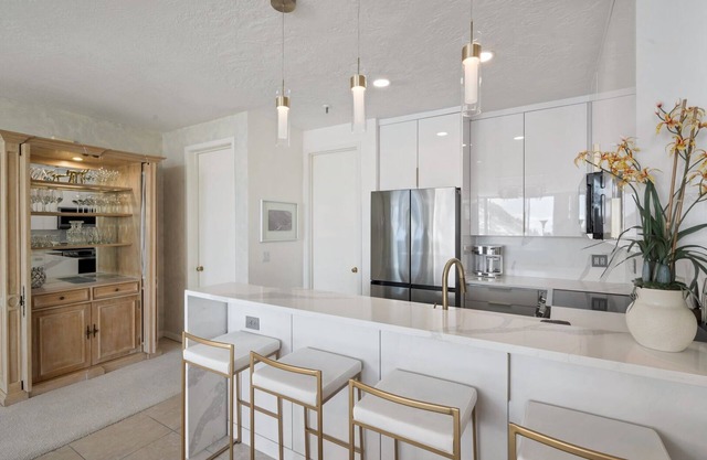 Comodidad, conveniencia y comodidades modernas en este condominio Ski in / Ski Out