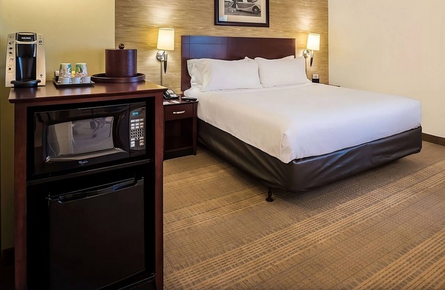 Comfort & Convenience! Pet-friendly Property, w/ Complimentary Airport Shuttle