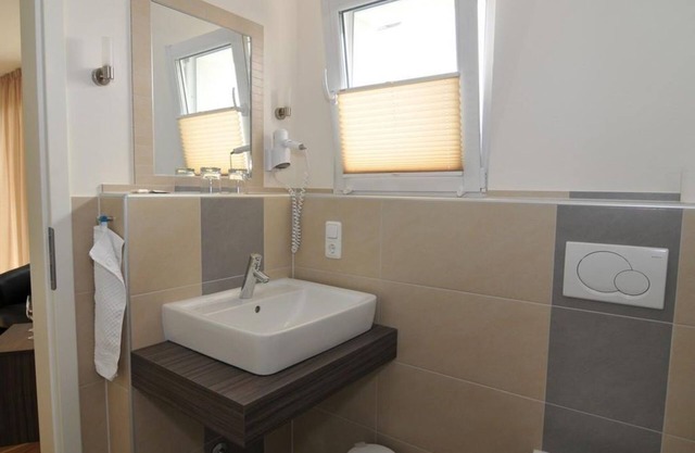 Habitación Confort D / WC (No. 3-12) - Pensión-Gasthof "Wein im Turm"