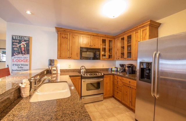 Comfortable 1 Bedroom Slopeside Condo - No Cleaning Fee! by RedAwning