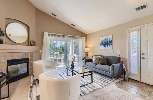Comfortable 2 BDR / 2 BA Condo in Golf Community