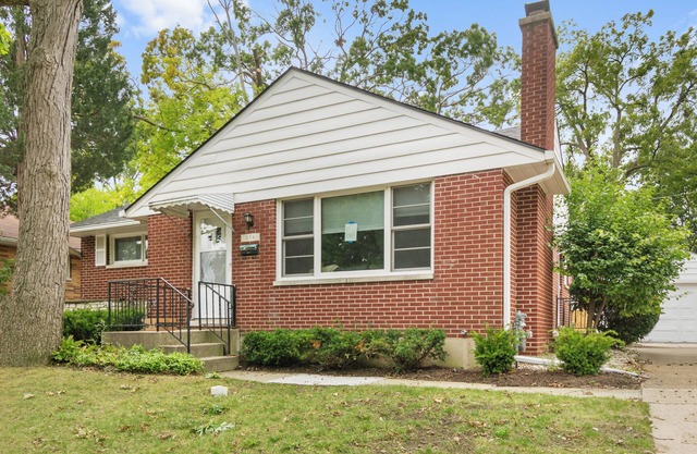Comfortable 5 bed Family Home w/ Finished Basement and Fenced yard!