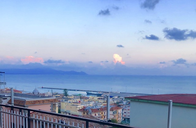 Cómodo apartamento con terraza con vistas al mar, cerca de la playa y del centro de la ciudad.