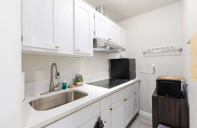 Comfortable Compton 2 Bed APT 3