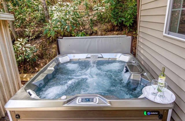 Cómodo, conveniente, jacuzzi y recién renovado.