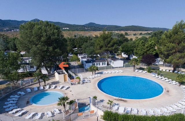 Cómoda casa móvil con aire acondicionado de 3 dormitorios en Provenza - Piscina y lago privado