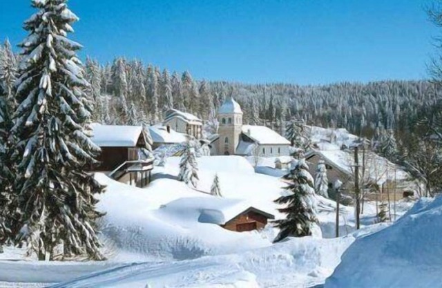 Cómodo nivel de jardín directamente en el campo de nieve y el sendero de fondo