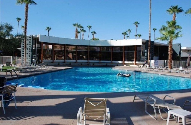 Cómodo apartamento renovado en el Lodge Ocotillo con patio privado