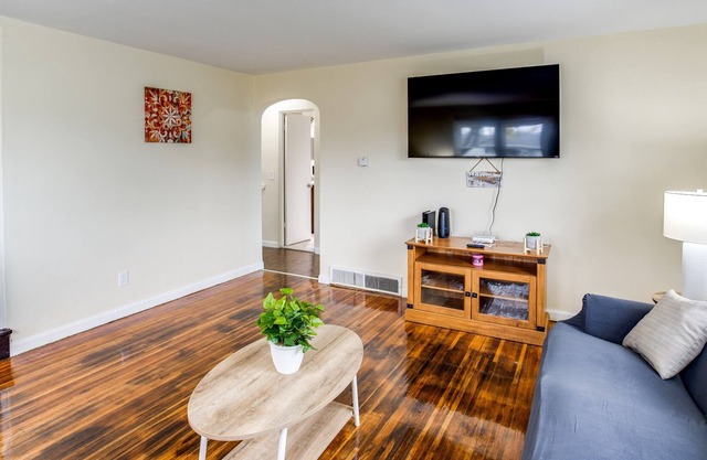 Comfortable Home In the Suburb close to Dwtn/Airport/UofR