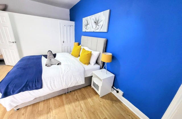 Comfortable House near Etihad Stadium