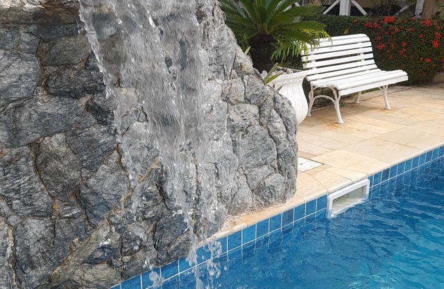 cómoda casa con piscina a 100 metros de la playa en Peruibe, excelente ubicación.