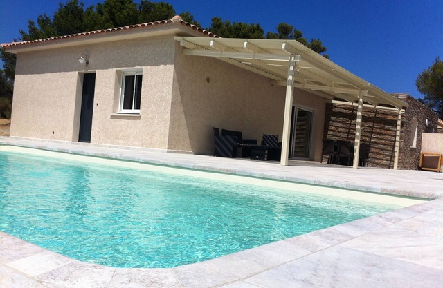 Villa confortable con piscina junto al mar