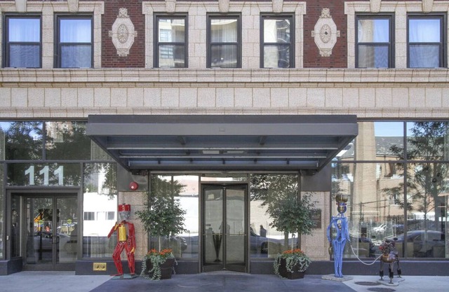 Comfortable Queen Stay w/ Earth Tone Furniture! Pet Friendly Near 360 Chicago!