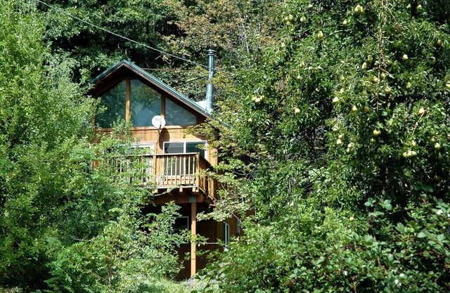 Cómoda cabaña tranquila en un pintoresco pueblo de montaña