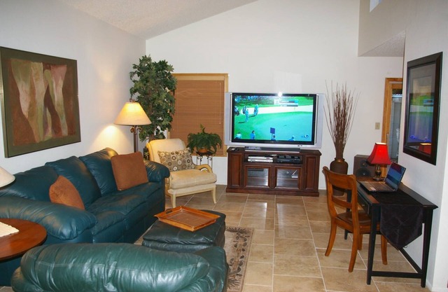 Condominio tranquilo y confortable con plano de planta abierto y bañera de hidromasaje privada en Tempe