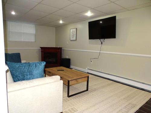 Comfortable Renovated 3 Bed Apartment