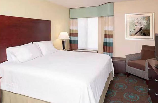 Comfortable Room w/ Sofa Bed & Hot Breakfast Included – Ideal for Families