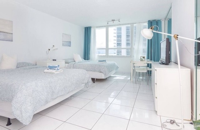 Comfortable Studio for 4, Pool and Beach Access, FREE Parking and more!