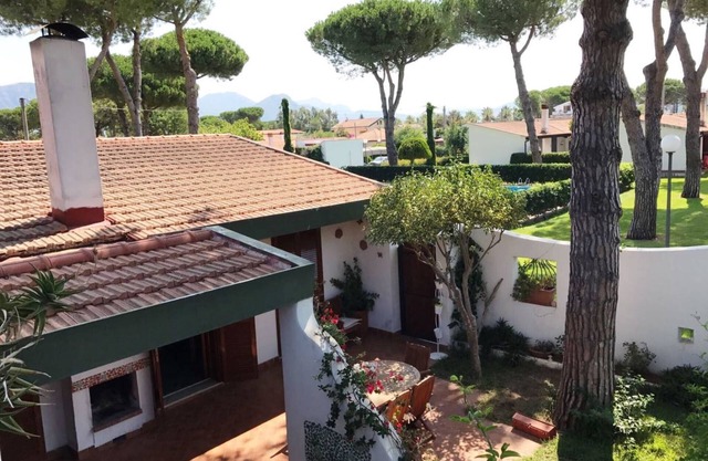 Villa confortable con piscina comunitaria rodeada de vegetación cerca del mar