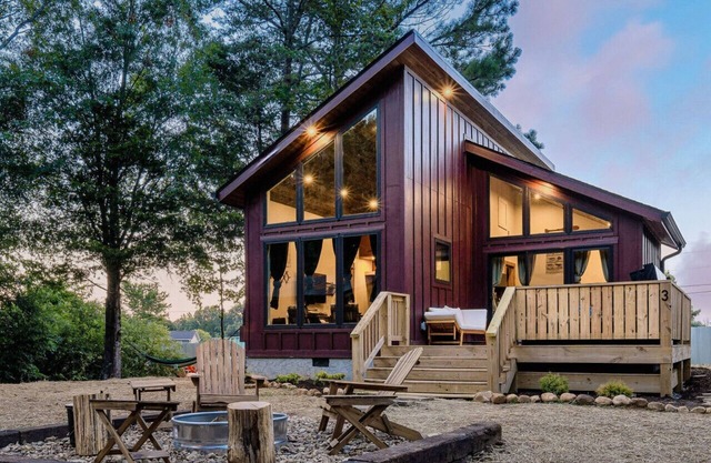 Comfy Cabin w/ Pickleball, Golf, Sauna & Hot Tub!