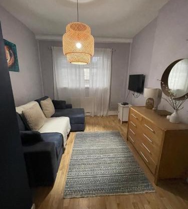 Comfy Cardiff Bay Budget Stay with Small Garden 15 mins Walk to Cardiff Bay