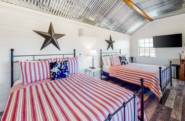 Comfy country cottage with private deck, AC/heat, & high-speed fiber WiFi