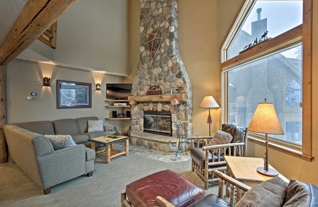 Comfy Lutsen Mountain Villa w/ Balcony & Grill