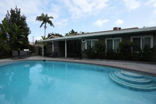 Comfy Pool Home,1/4 mile Walk To Disneyland